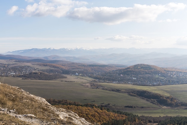 Бесплатное фото Панорамный вид на горы и поля