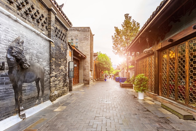 Бесплатное фото Узкий китайский китайский фарфор старый дом