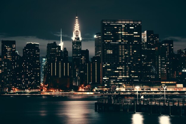뉴욕시, 뉴욕, 미국 - 7월 12일: 2014년 7월 12일 뉴욕 맨해튼에서 밤에 크라이슬러 빌딩. 그것은 아르 데코 건축과 유명한 랜드마크로 William Van Alena에 의해 설계되었습니다.