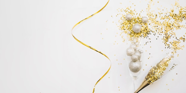 Бесплатное фото Новогодняя композиция с золотыми украшениями