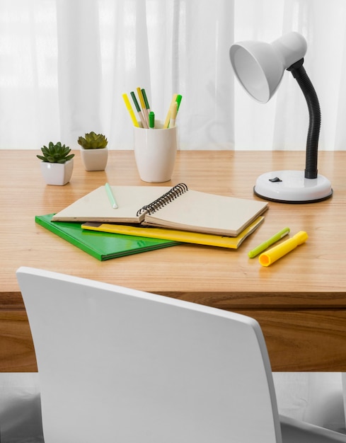 Бесплатное фото Ноутбук и лампа на столе