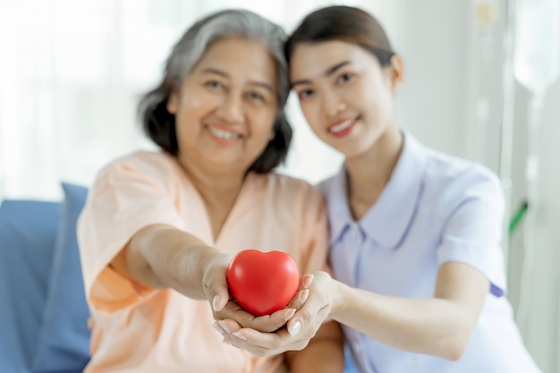 Foto gratuita le infermiere si prendono bene cura delle pazienti anziane nei pazienti ricoverati sentono la felicità - concetto medico e sanitario
