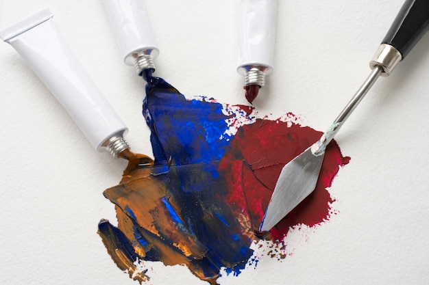 Бесплатное фото Тюбики масляной краски для покраски