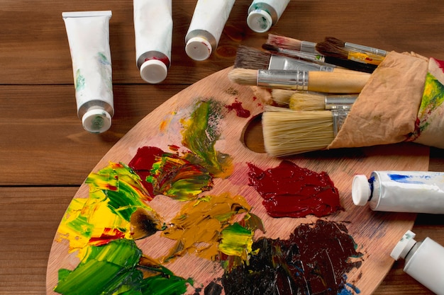 Бесплатное фото Тюбики масляной краски для покраски