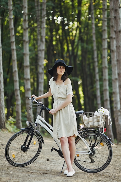 무료 사진 자전거 모자에 매력적인 젊은 갈색 머리의 야외 초상화.