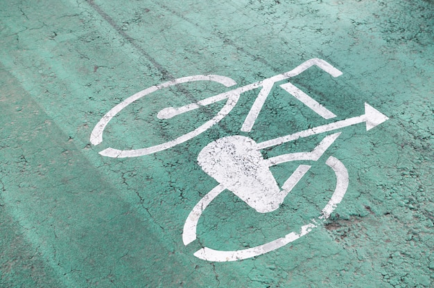 Текстура булыжника на открытом воздухе с велосипедным знаком
