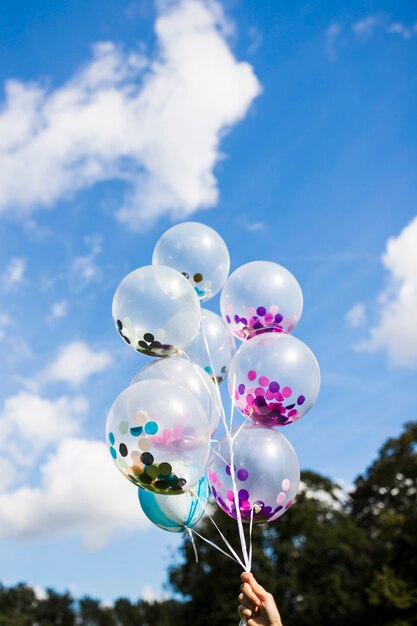 Бесплатное фото Вне прозрачных шаров с конфетти внутри