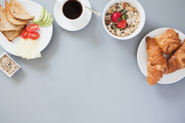 Бесплатное фото Вид сверху здорового завтрака с кофе