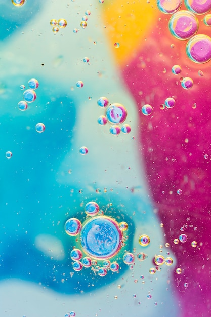 Foto gratuita vista dall'alto delle bolle su sfondo colorato