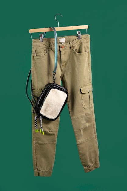 Foto gratuita pantaloni su appendiabiti con sfondo verde