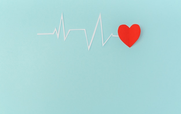 Foto gratuita taglio del documento di cardiogramma del ritmo cardiaco per san valentino.