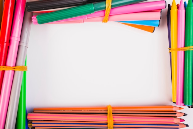 Бесплатное фото Карандашные карандаши чувствовали ручки разных цветов