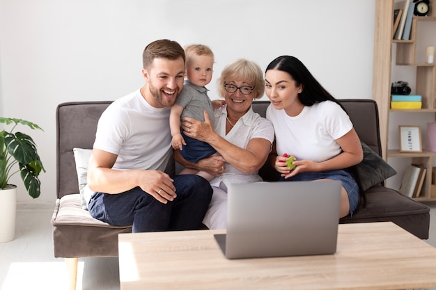 Бесплатное фото Люди, разговаривающие по видеосвязи со своей семьей дома