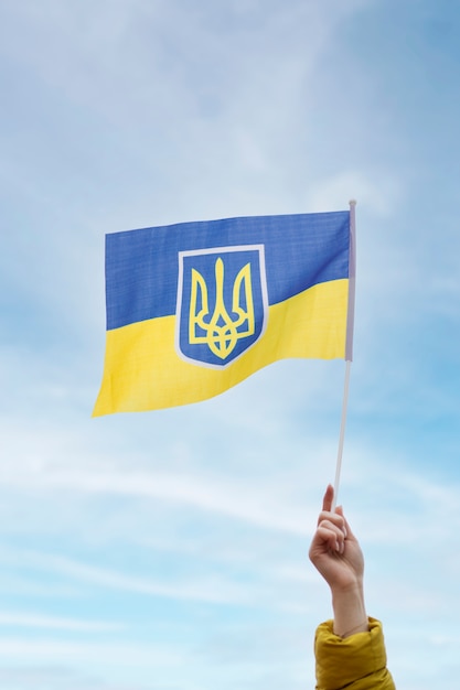 Бесплатное фото Человек с украинским флагом