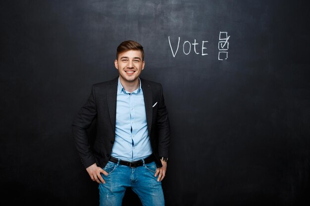 Изображение мужчины в костюме рядом с текстовым голосованием