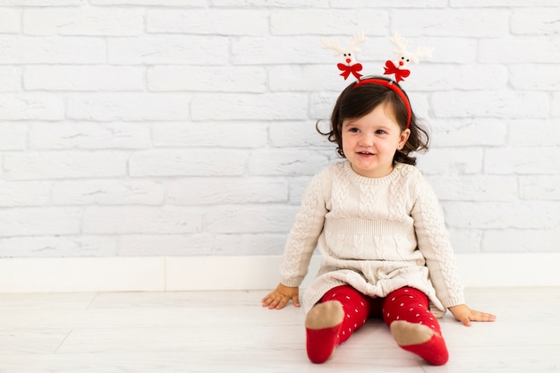 Free photo portrait of winter dressed little girl