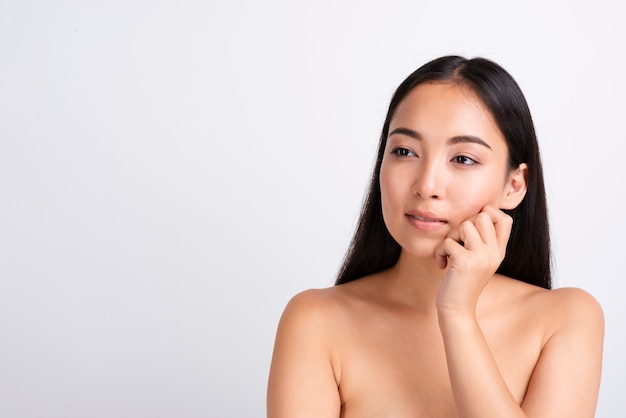 Free photo portrait of  young asian woman with clear skin
