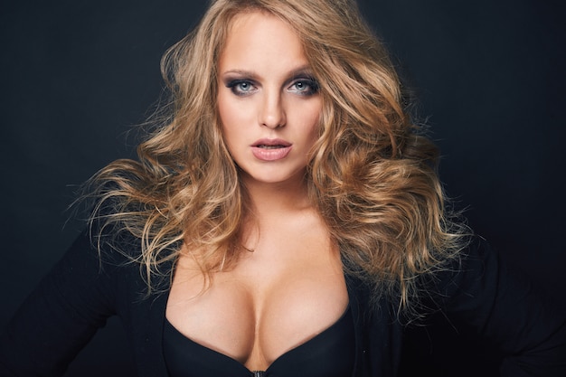 Free photo portrait of beautiful blond sexy woman on black