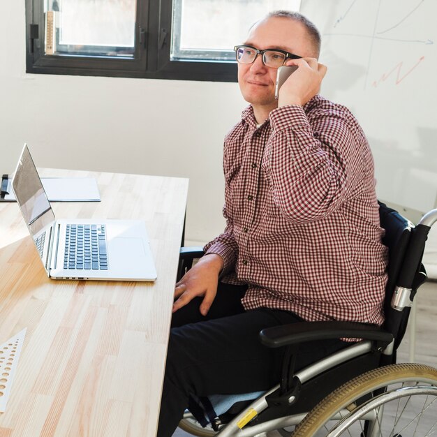 Портрет мужчины-инвалида, работающего в офисе