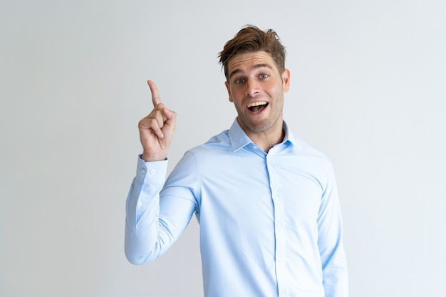 Free photo portrait of excited young businessman having idea