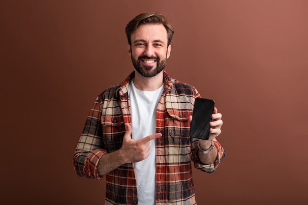 Free photo portrait of handsome stylish bearded man on brown