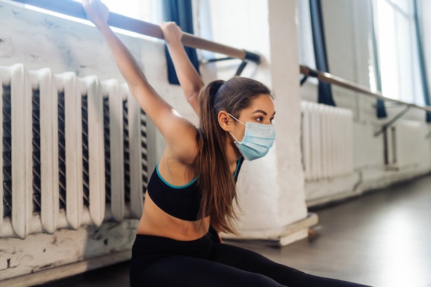 Бесплатное фото Портрет молодой женщины, делающей упражнения в тренажерном зале
