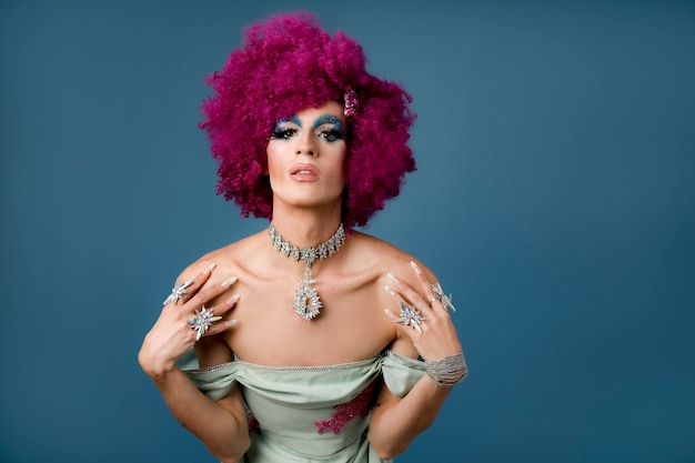Бесплатное фото Портрет красивого трансвестита в макияже и парике