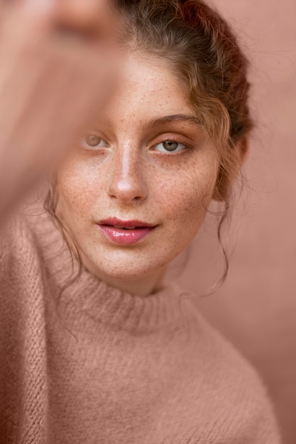 Бесплатное фото Портрет красивой женщины с розовым свитером