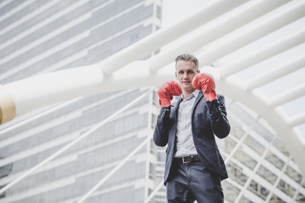Бесплатное фото Портрет бизнесмена в боксерских перчатках