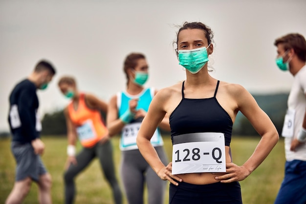 Бесплатное фото Портрет спортсменки в маске для лица во время марафонской гонки во время пандемии covid19