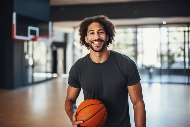 Портрет улыбающегося человека на баскетбольном поле