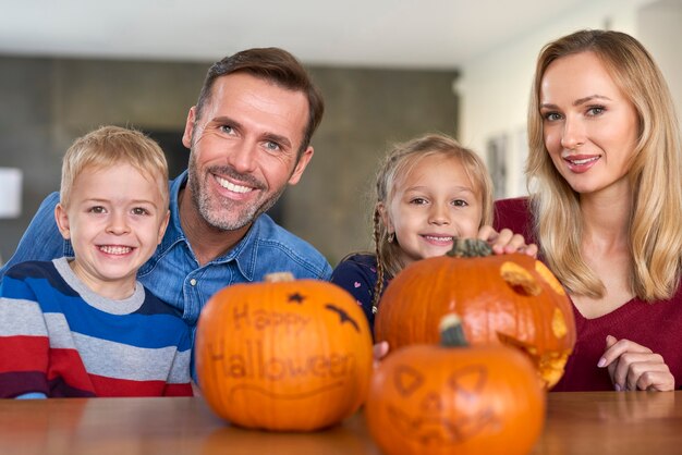 Портрет улыбающейся семьи во время Хэллоуина