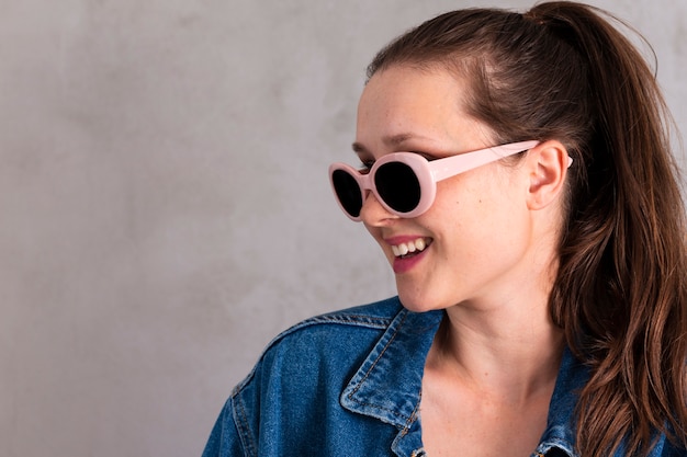 Free photo pretty young woman with sunglasses