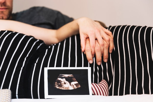 무료 사진 남편과 초음파 임신 한 여자
