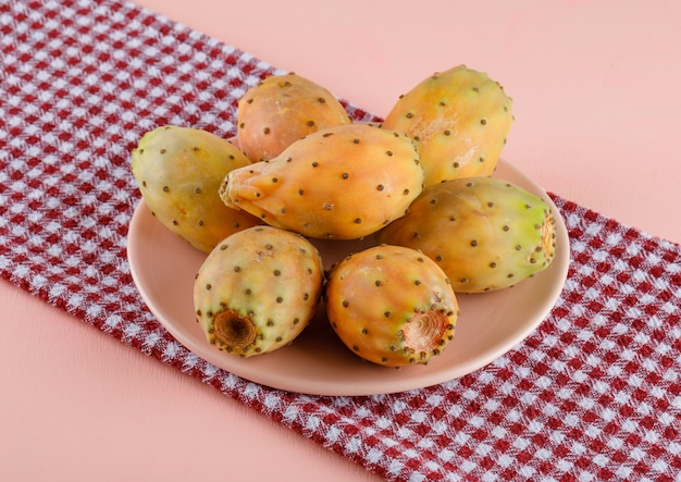 Free photo prickly pears in a plate on picnic cloth