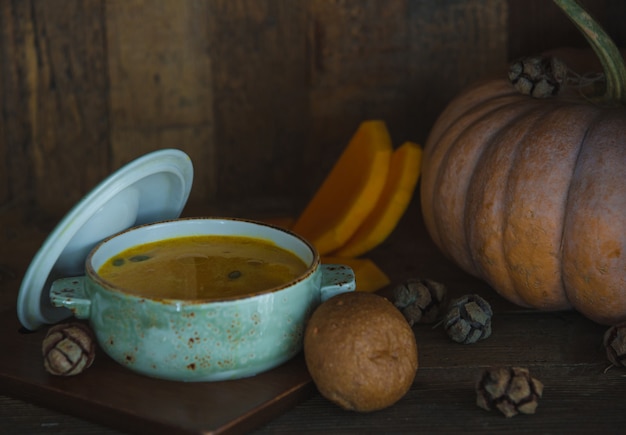 Free photo pumpkin soup in a white pan