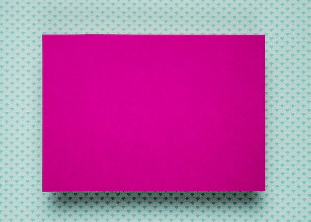Foto gratuita mock-up di carta viola su sfondo verde acqua