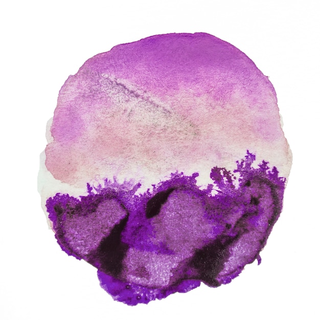 Foto gratuita macchia viola dell'acquerello isolata su fondo bianco