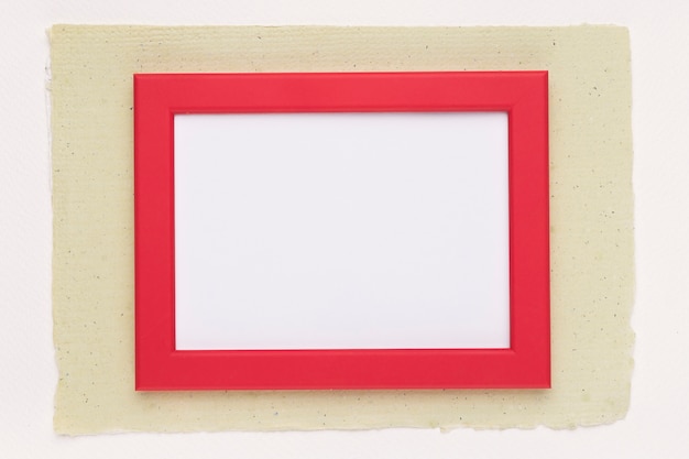 Foto gratuita cornice bordo rosso su carta su sfondo bianco