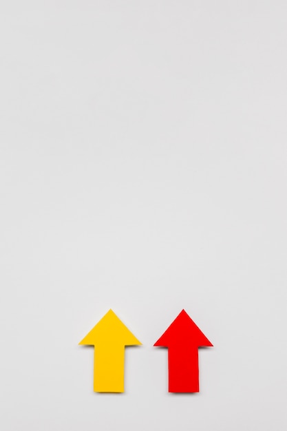 Красные и желтые знаки стрелки с копией пространства