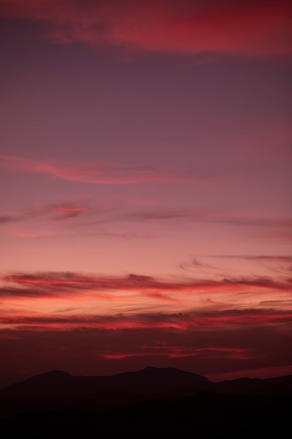 Бесплатное фото Красноватый дымчатый фон на небе