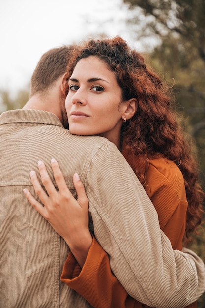 Foto gratuita donna rossa che abbraccia il suo ragazzo