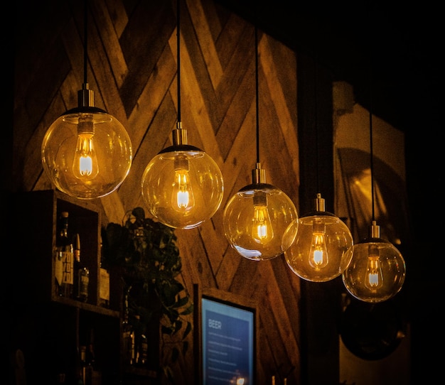 Бесплатное фото Ряд декоративных лампочек висит в кафе