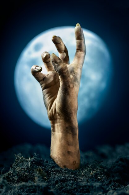Страшная рука зомби с земли ночью