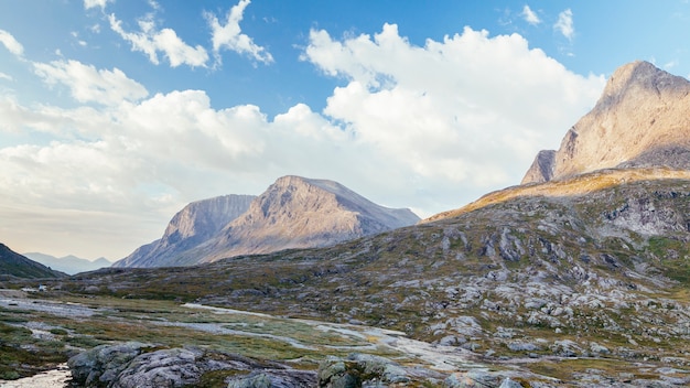 Бесплатное фото Живописный вид на скалистый горный пейзаж с голубым небом и облаком