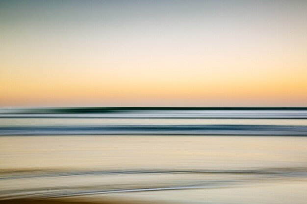 Море во время красочного заката с эффектом движения - крутая картинка для обоев и фонов