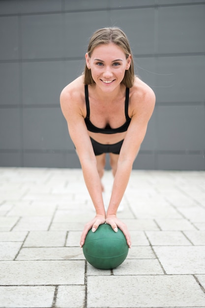 Foto gratuita fare sexy della donna spinge verso l'alto su una palla