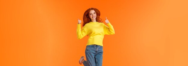 Бесплатное фото Шоппинг, мода и женская концепция, вертикальный полный рост, позитивный и милый рыжий молодой современный хипстер