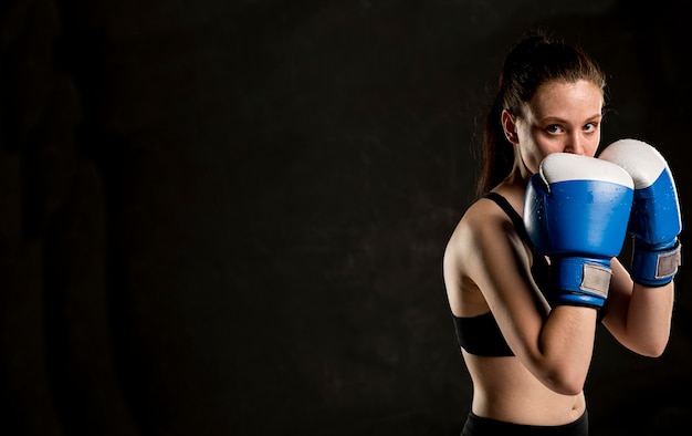 Бесплатное фото Вид сбоку женского боксера позирует с копией пространства