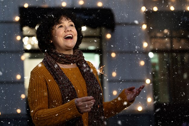 Вид сбоку улыбающаяся женщина в снегу